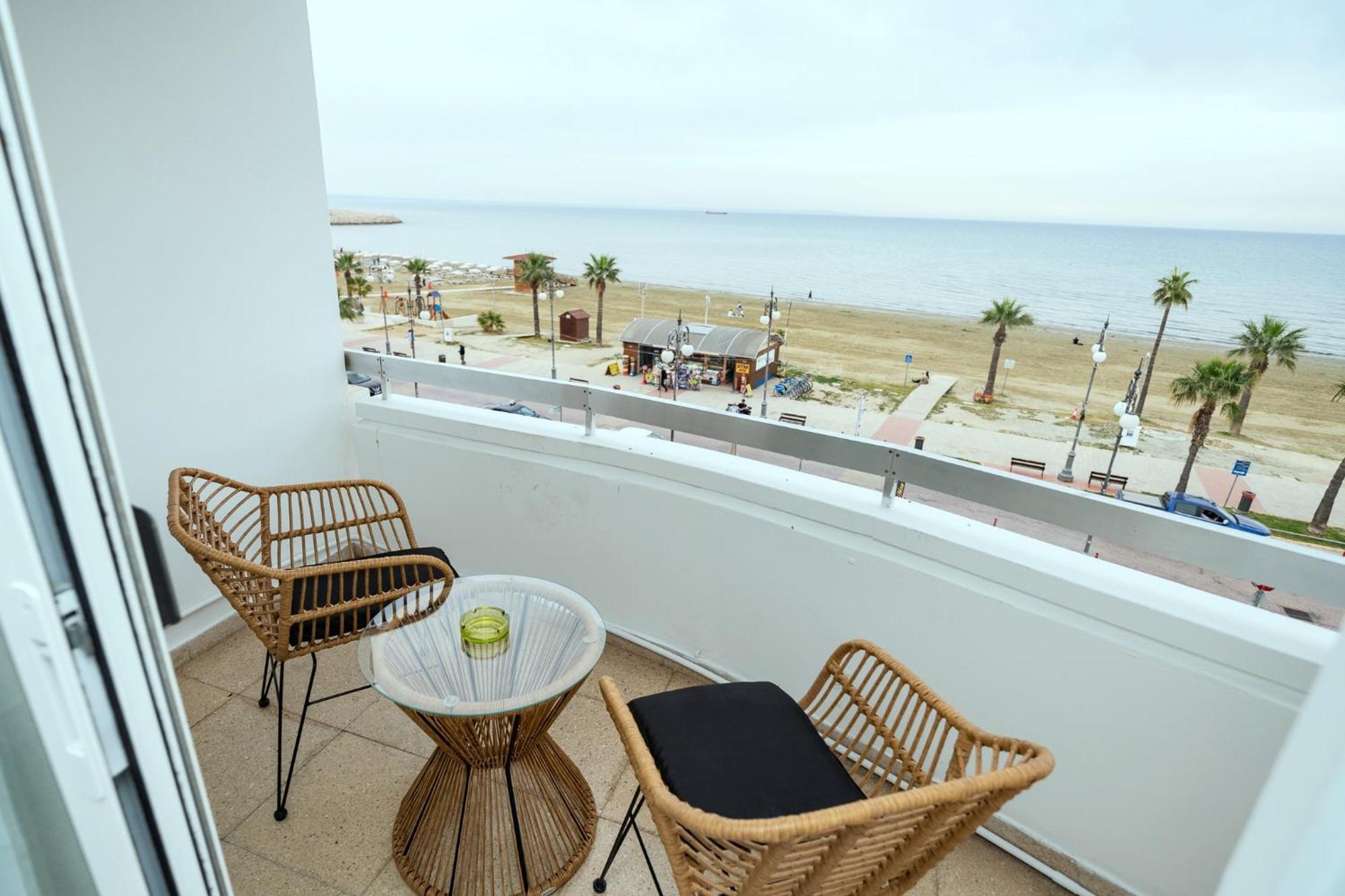 Lazuli Sea View Beachfront Ap 21 لارنكا المظهر الخارجي الصورة