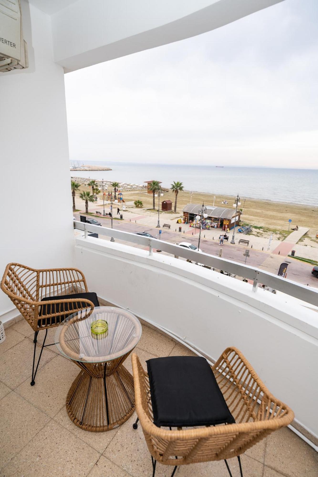 Lazuli Sea View Beachfront Ap 21 لارنكا المظهر الخارجي الصورة
